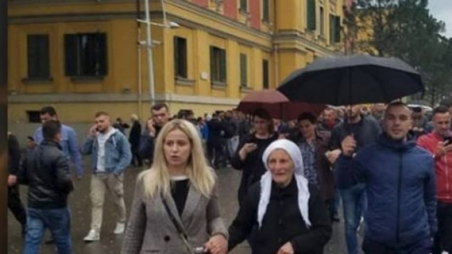Kush është 80 vjeçarja që sfidoi motin për protestë?