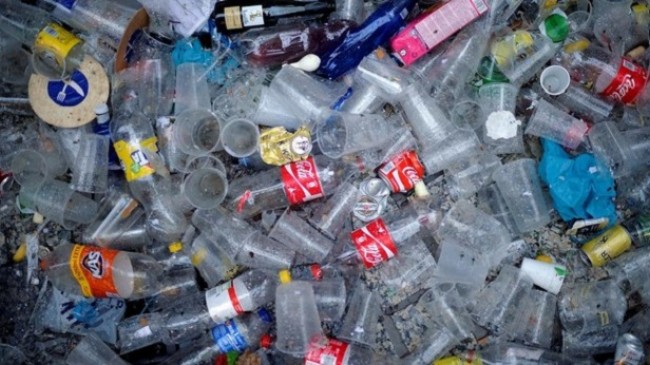 Studim: Njerëzit konsumojnë mijëra grimca plastike çdo vit