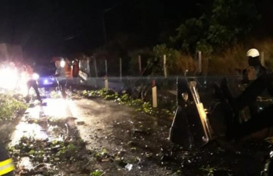 Reshjet e shiut dhe erërat e forta shkulin pemët, bllokojnë aksin Gjirokastër – Kakavijë