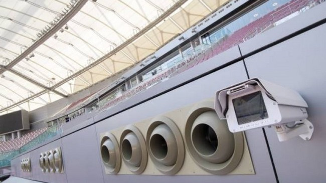 Katari instalon kondicionerë në ambientet e jashtme për të luftuar nxehtësinë