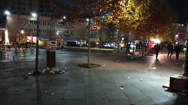 Pamje të tmerrshme pas ndeshjes në sheshin e Prishtinës, nuk ishin japonezët që ta pastronin