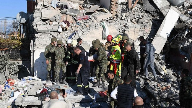 Ekipet nga Kosova shpëtojnë djalin 17-vjeçar nga rrënojat