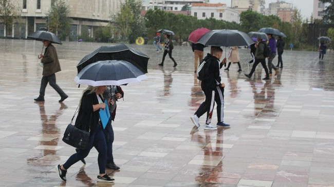 Java nisë me reshje shiu, nga e marta mot i kthjellët në Shqipëri