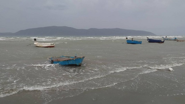 Moti i ligë në Vlorë, dallgët e larta i përplasin varkat me kalatën