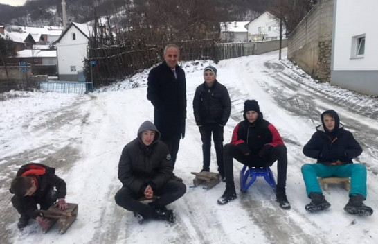 Fëmijët e Suharekës duan të rrëshqasin me saja, kërkojnë nga kryetari Muharremaj që të mos ua pastron rrugën