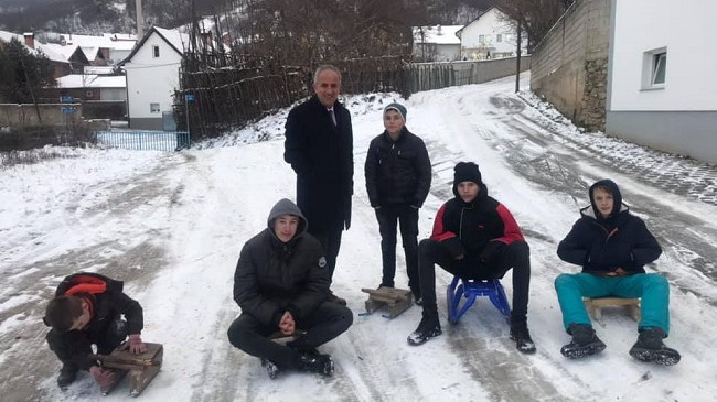 Fëmijët e Suharekës duan të rrëshqasin me saja, kërkojnë nga kryetari Muharremaj që të mos ua pastron rrugën