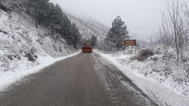 Borë e ngricë, kjo është gjendja e rrugëve nga Jugu në Veri