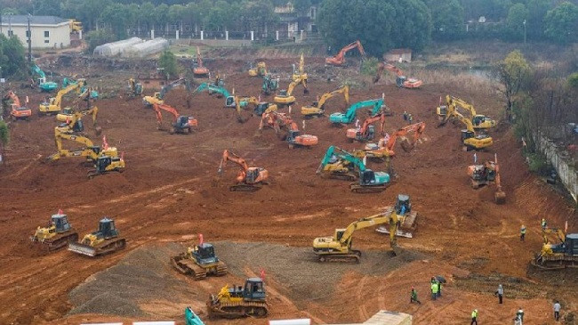 Koronavirusi kinez, ndërtohet brenda 6 ditësh spitali me 1000 shtretër për të sëmurët