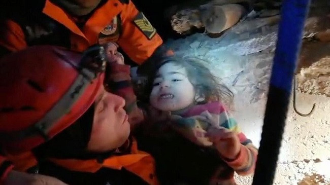 Tërmeti në Turqi/ Ndodh mrekullia pas më shumë se 24 orë nxirren nënë e bijë të përqafuara