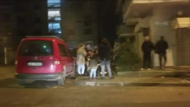 Tërmeti në Shqipëri, qytetarët braktisin shtëpitë dhe dalin në rrugë