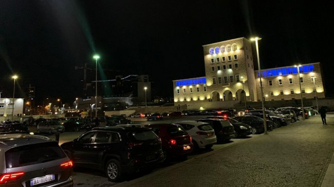Tirana në panik nga tërmeti, dhjetëra makina në sheshin ‘Nënë Tereza’ [Foto]