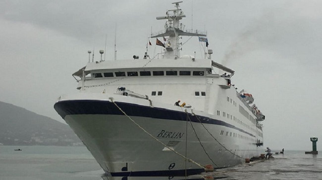Moti i ligë, porti i Vlorës pezullon lundrimet