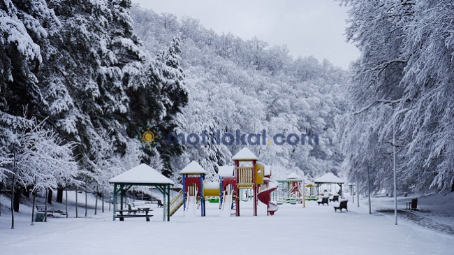 [Foto] Prishtina, e zbukuruar me petkun e bardhë