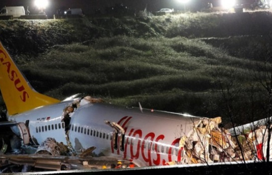 Turqi, momente dramatike aeroplani ndahet në tri pjesë – Tre të vdekur dhe 179 të lënduar