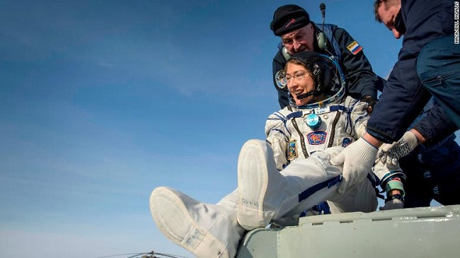 Rikthehet në Tokë pas 11 muajsh astronautja amerikane që qëndroi më së gjati në hapësirë