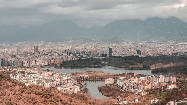 Moti në Shqipëri i ndryshueshëm, e marta e mërkura me reshje shiu