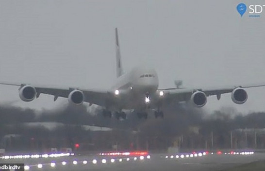 Ulje spektakolare e aeroplanit më të madh në botë gjatë stuhisë Denis