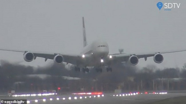 Ulje spektakolare e aeroplanit më të madh në botë gjatë stuhisë Denis