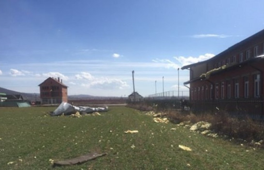 Erërat e forta heqin kulmin e shkollës në fshatin Prugovc të Prishtinës