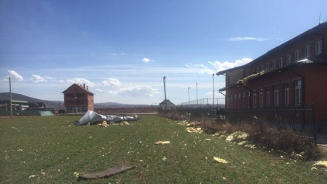 Erërat e forta heqin kulmin e shkollës në fshatin Prugovc të Prishtinës