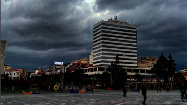 Mbani çadrat me veti, moti në Shqipëri do të jetë me shi