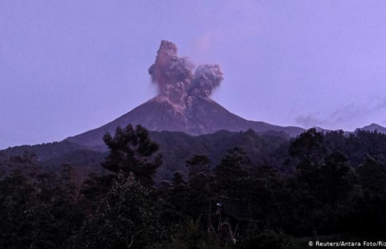 Shpërthen vullkani Merapi në Indonezi - re tymi dhe hiri ngritën deri në 6 kilometra në ajër