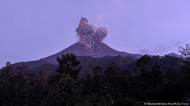 Shpërthen vullkani Merapi në Indonezi - re tymi dhe hiri ngritën deri në 6 kilometra në ajër