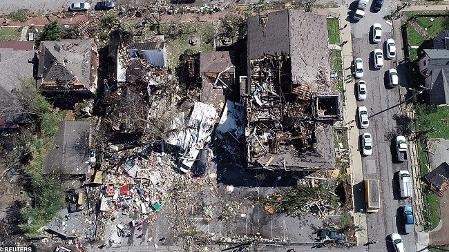 Tornado godet Tennessee, 24 të vdekur e qindra shtëpi të shkatërruara [Foto]