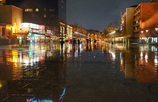 Prishtina në një natë me shi [Foto]