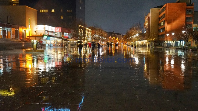 Prishtina në një natë me shi [Foto]