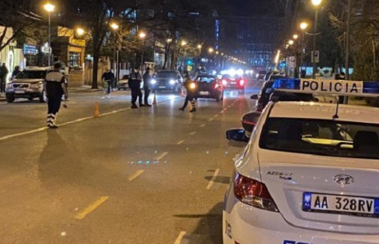 Koronavirusi nxjerr policinë dhe ushtrinë në rrugë, mesazh me altoparlant: Qëndroni në shtëpi