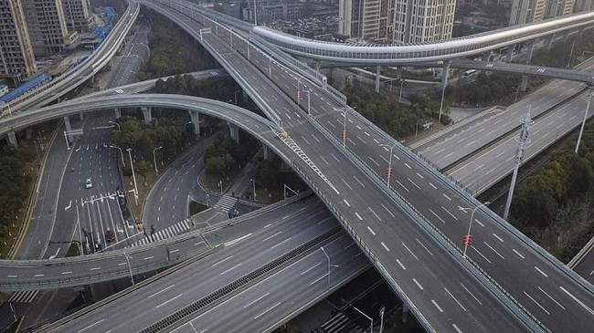 Koronavirusi boshatis rrugë e sheshe, të gjithë në shtëpi [Foto]