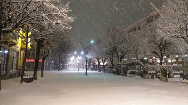 Bora mbulon Korçën, probleme në disa rrugë