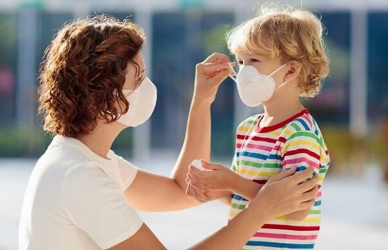 Virusi mund të qëndrojë në ajër, OBSH po vlerëson përdorimin e maskave për të frenuar përhapjen e koronavirusit