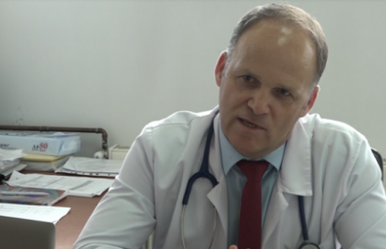 Infektologu Krasniqi thirrje qytetarëve: Rrini në shtëpi, mos e bëni veten për spital