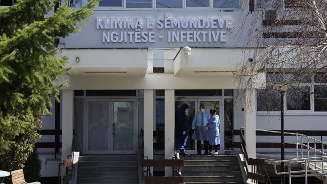 43 pacientë të shtrirë me koronavirus në QKUK, 5 prej tyre me oksigjenoterapi