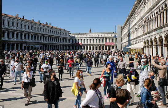 Italianët i japin fund karantinimit, rrugët e pikat turistike mbushen përsëri pas 9 javësh