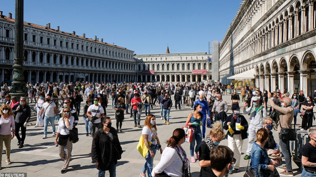Italianët i japin fund karantinimit, rrugët e pikat turistike mbushen përsëri pas 9 javësh