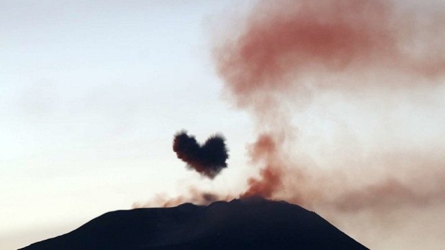 Vullkani Etna formon zemër me tymin e nxjerrë nga krateri [Foto]