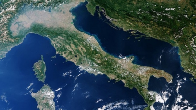 Ajri pastrohet teksa miliona njerëz ende qëndrojnë në shtëpi