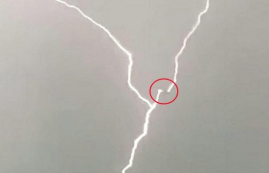 Momente të rralla kur aeroplani goditet nga rrufeja [Video]