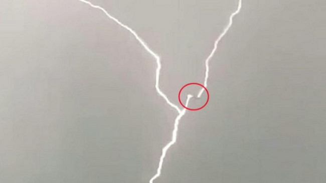 Momente të rralla kur aeroplani goditet nga rrufeja [Video]