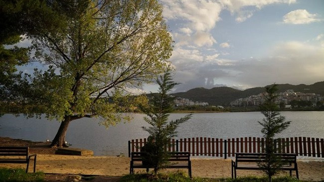 Reshje shiu dhe ulje temperaturash, njihuni me parashikimin e motit për sot dhe nesër