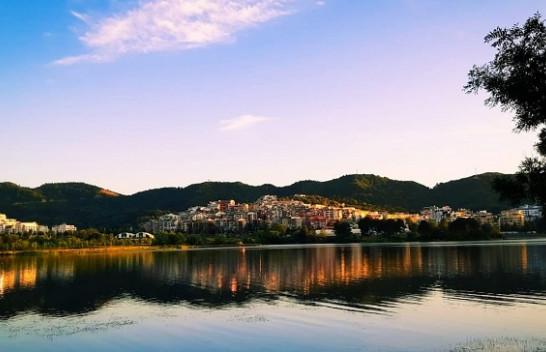 E hëna me reshje shiu, nga e marta me diell dhe temperatura të larta në Shqipëri