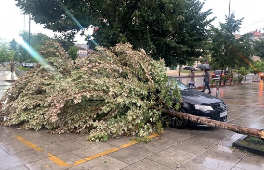 Prishtina goditet nga shiu dhe erërat e forta [Foto]