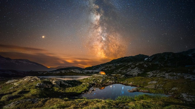 Foto magjepsëse të kapura nën qiellin magjik të ndriçuar nga yjet