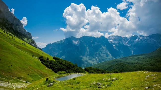 Pas temperaturave afrikane, nga e mërkura reshje shiu në Shqipëri