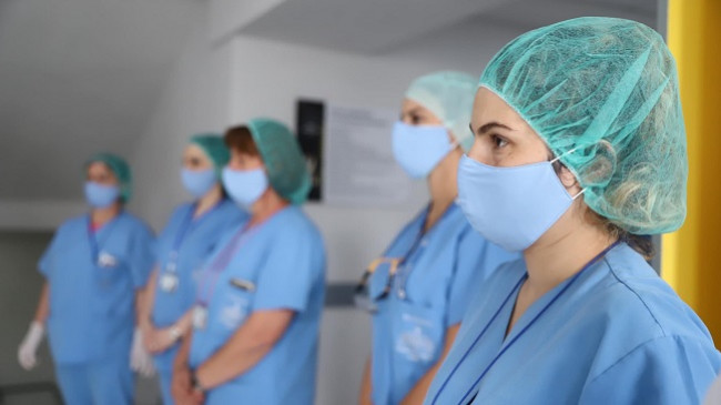 COVID-19/ 136 raste të reja, gjashtë humbje jete dhe 74 të shëruar në 24 orët e fundit në Shqipëri