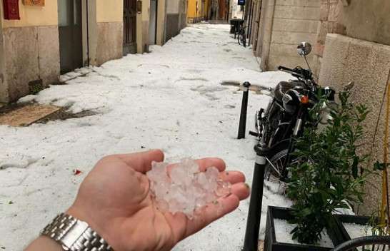 ‘Çmendet’ moti, shiu dhe breshëri pushtojnë rrugët e Italisë, borë në lartësitë mbi 2200 metra
