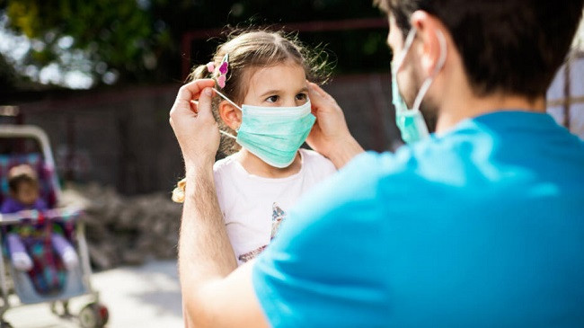 OBSH në Shqipëri jep sqarim se kur duhet të përdorin fëmijët maskë